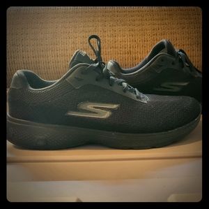 🖤 Skechers Goga Max Go Walk 4 Quick Fit Sneakers